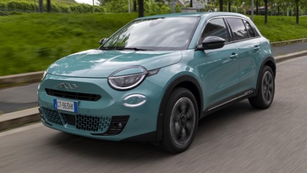 FIAT 600 първоначално беше достъпен само в пълната електрическа версия, но вече има лек хибрид.  Размерите са дължина 4178 мм, с междуосие от 2557 мм , 1981 мм широчина и 1525 мм височина.

Има централен панел със 7-инчов TFT монитор  комбиниран с 10,25 -инчов дисплей. Този компактен хибриден SUV с задвижване на предните колела може да разчита и на 3-цилиндров двигател с  1199 кубика. Ускорението от 0 до 100 км/ч отнема 10,5 секунди , а декларираният комбиниран смесен разход е 4,8 - 4,9 л/ 100 kм.

Електрическият вариант има 156 к.с. (115 kW)  и 51 kWh батерия, презареждаща се за 27 минути (същите условия като при горните коли). Fiat гарантира максимален пробег от 409 км.

Ускорението от 0 до 100 км/ч става за 9 секунди , а максималната скорост е  150 км/ч. Гамата се състои от две версии ( Red и La Prima).